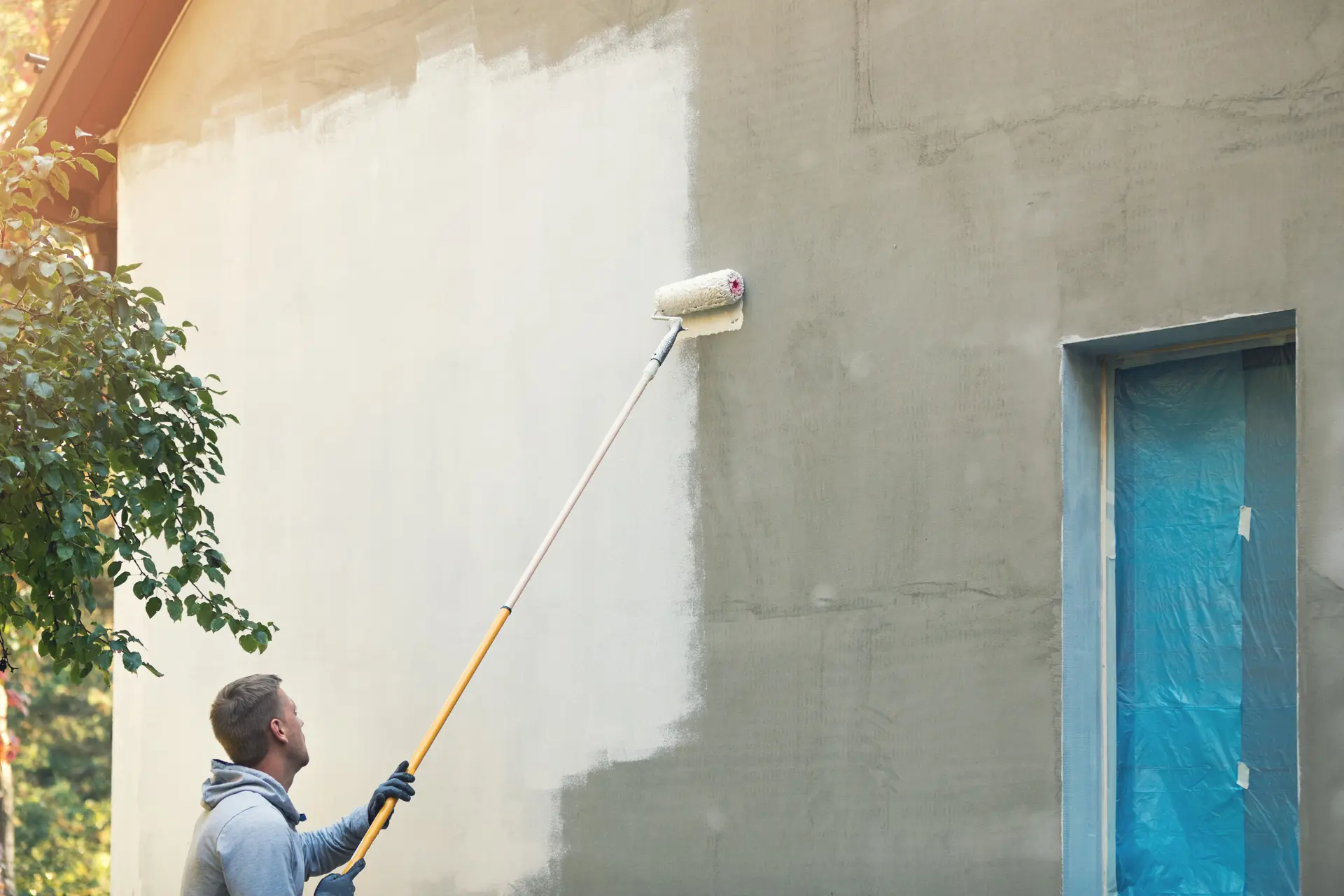 Pintor trabajando en una fachada en San Lucar